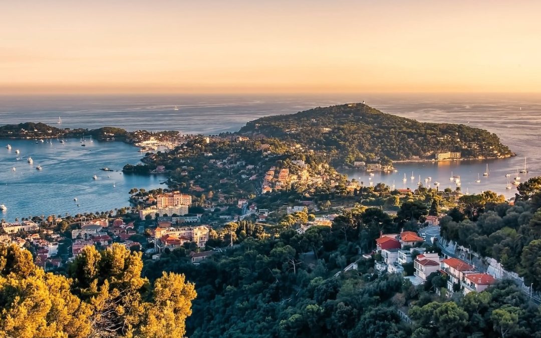 How can I find a luxury villa for rent on the French Riviera?